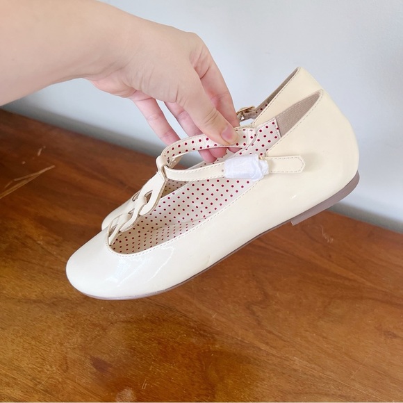 BAIT Footwear • t-strap ballet flats round toe cream ivory patent vegan retro - Picture 4 of 11
